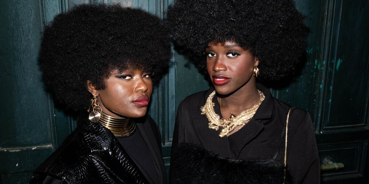 Comment associer efficacement vos boucles d’oreilles à vos coiffures afro?