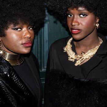 Comment associer efficacement vos boucles d’oreilles à vos coiffures afro?