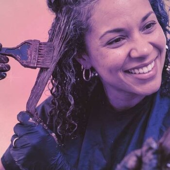 Cheveux blancs sur cheveu afro: les alternatives naturelles aux colorations chimiques