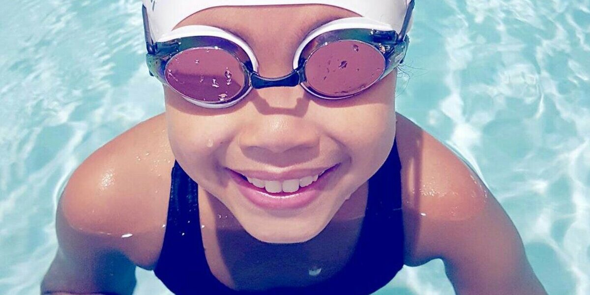 SWIMMA CAPS : LES PREMIERS BONNETS DE BAIN POUR CHEVEUX AFROS !