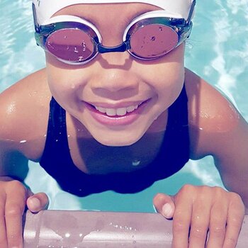 SWIMMA CAPS : LES PREMIERS BONNETS DE BAIN POUR CHEVEUX AFROS !