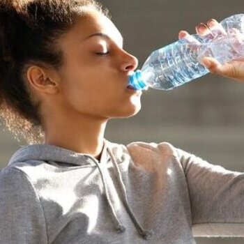 INFO OU INTOX : L'EAU HYDRATE-ELLE LES CHEVEUX ?